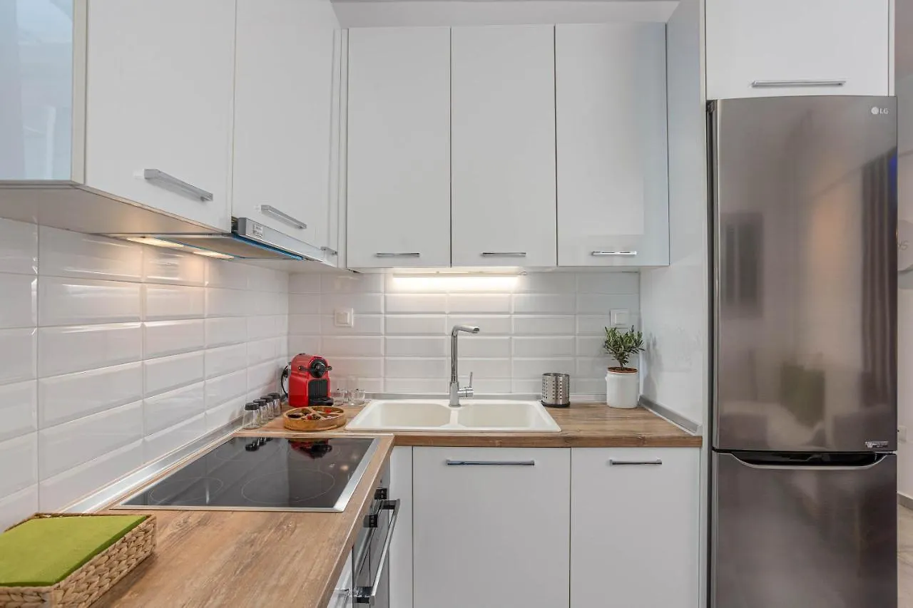 Apoikia Apartment 페프코초리
